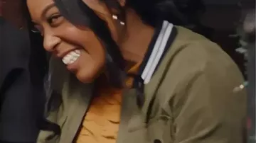 Chaqueta DomiNque Perry de Navidad Inesperada 2025 usada por Marissa Scott (Dominique Perry) en Navidad inesperada