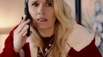 Todo es alegre y brillante Chaqueta de piel de oveja roja de Emily Rose usada por Jessica (Emily Rose) en All Is Merry & Bright