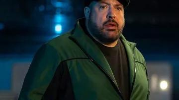 Playdate 2025 Kevin James Chaqueta de poliéster verde usada por Brian (Kevin James) en Playdate