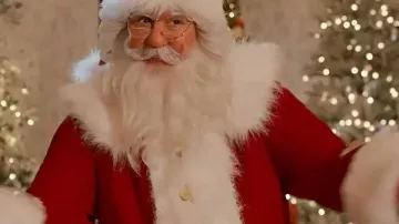 Mi Santa Secreto 2025 Alexandra Breckenridge Santa Abrigo usado por Taylor (Alexandra Breckenridge) en My Secret Santa