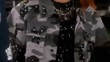 Chaqueta corta de camuflaje adornada usada por Jade Castillo (Carmen B. ) en la serie de TV Electric Bloom 2025 (S01)