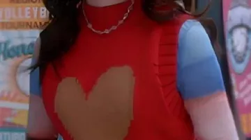 Chaleco de suéter rojo con estampado de corazón usado por Tulip (Ruby Marino) en la serie de televisión Electric Bloom 2025 (S01)