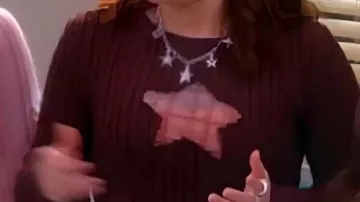 Suéter corto de estrella usado por Jade Castillo (Carmen B. Sanchez) en la serie de televisión Electric Bloom 2025 (S01)