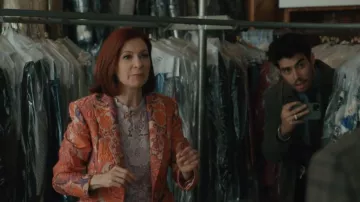 Blazer en jacquard floral Etro porté par Elsbeth Tascioni (Carrie Preston) comme on le voit dans Elsbeth (S03E05)
