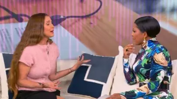 Haut péplum en tricot H&M porté par Charisma Carpenter tel qu’on le voit au Tamron Hall Show le 7 novembre 2025