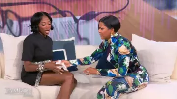 Simkhai Jalen Fringe Hem Cropped Top porté par Loren Lorosa tel qu’on le voit au Tamron Hall Show le 7 novembre 2025