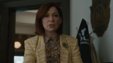 Maison Common Floral Print Carmen Miranda Blouse portée par Elsbeth Tascioni (Carrie Preston) comme on le voit dans Elsbeth (S03E05)