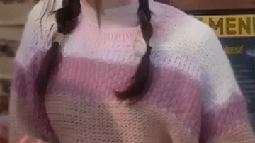 Pull rayé porté par Tulipe (Ruby Marino) dans la série télévisée Electric Bloom 2025 (S01)