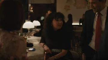 Simkhai Jalen Fringe Hem Cropped Top porté par Marissa Gold (Sarah Steele) comme on le voit dans Elsbeth (S03E05)