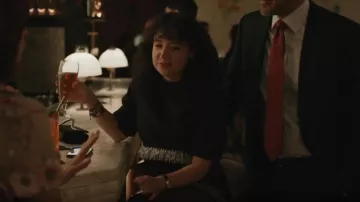 Jupe Simkhai Dua portée par Marissa Gold (Sarah Steele) comme on le voit dans Elsbeth (S03E05)