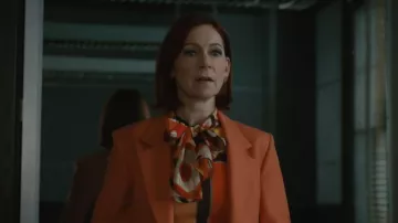 Victoria Beckham Blazer à simple boutonnage à poche plaquée porté par Elsbeth Tascioni (Carrie Preston) comme on le voit dans Elsbeth (S03E05)