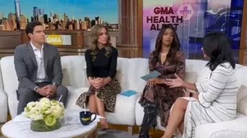 Robe longue en tricot rayé Sandro portée par Tara Narula comme on le voit dans Good Morning America le 7 novembre 2025