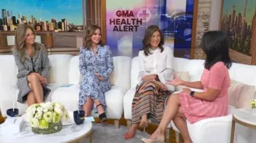 Shoshanna Shoshanna Robe en tricot côtelé corail portée par Tara Narula comme on le voit dans Good Morning America le 7 novembre 2025