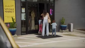 Prada Re Edition 1995 Chaine Medium Re Nylon Tote Bag porté par (Melissa Gorga) comme on le voit dans Wife Swap : The Real Housewives Edition (S01E02)