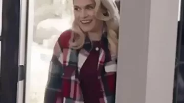 All Is Merry & Bright 2025 Emily Rose Plaid Long Coat porté par Jessica (Emily Rose) All Is Merry & Bright