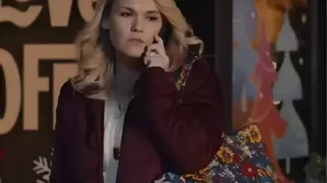 All Is Merry & Bright 2025 Manteau matelassé Emily Rose porté par Jessica (Emily Rose) dans All Is Merry & Bright