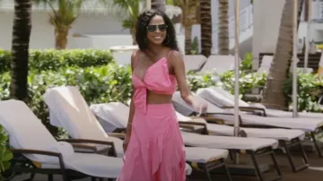 Ashley Park Jupe midi rose portée par Stacey Rusch comme on le voit dans The Real Housewives of Potomac (S10E05)