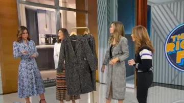 Karen Millen Jupe crayon taillée en tweed texturé portée par Rhiannon Ally comme on le voit dans Good Morning America le 7 novembre 2025
