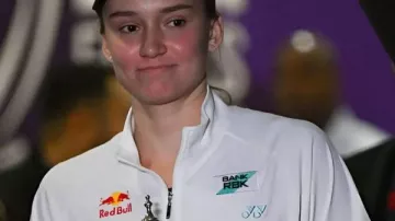 Elena Rybakina WTA Finals 2025 Veste zippée portée par Elena Rybakina lors de la conférence de presse finale d’Elena Rybakina | WTA Finals 2025 à Riyad