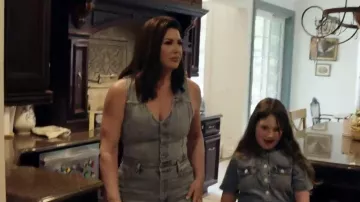 Anthropologie Pistola Aria Gilet ajusté en denim porté par Emily Simpson comme on le voit dans Wife Swap : The Real Housewives Edition (S01E03)