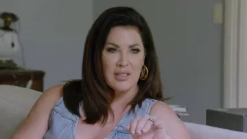 Louis Vuitton Louise Hoop Earrings portée par Emily Simpson comme on le voit dans Wife Swap : The Real Housewives Edition (S01E03)