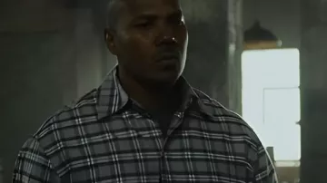 Power Book IV Force S03 Jenard Sampson Chemise à carreaux portée par Jenard Sampson (Kris D. Lofton) comme on le voit dans Power Book IV : Force (S03)