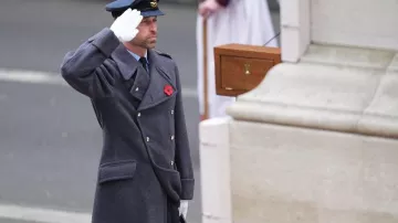 Trench-coat du prince William 2025 du service national du Souvenir porté par William, prince de Galles Le prince William et le roi Charles déposent des couronnes lors du service du dimanche du Souvenir