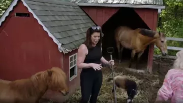 Alo Yoga 7/8 High Waist Airlift Legging porté par Emily Simpson comme on le voit dans Wife Swap : The Real Housewives Edition (S01E03)