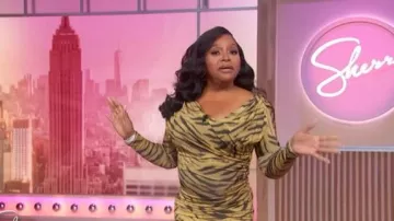 Robe midi drapée à imprimé tigre Ganni portée par Sherri Shepherd telle qu’elle est vue à Sherri le 6 novembre 2025