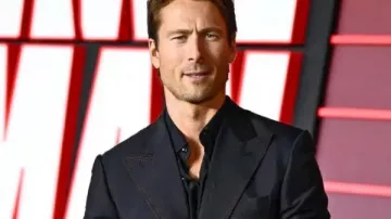 Glen Powell The Running Man UK Première combinaison noire dans The Running Man | Nouvelle bande-annonce (film de 2025) - Edgar Wright, Glen Powell