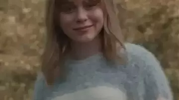 All Her Fault S01 Carrie Finch Sweater porté par Carrie (Sophia Lillis) comme on le voit dans All Her Fault (S01)