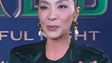 Access Hollywood Michelle Yeoh Veste sans col comme on le voit à Access Hollywood