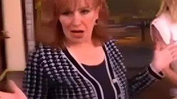 Cárdigan de pata de gallo The View Joy Behar usado por Joy Behar como se ve en The View