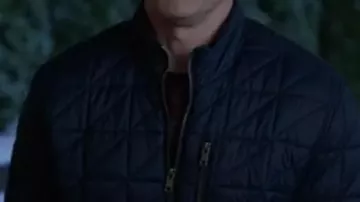 Joyeux Noël Ted Cooper Robert Veste matelassée portée par Ted Cooper (Robert Buckley) dans Joyeux Noël, Ted Cooper !
