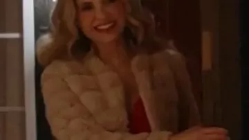 Una chaqueta de piel sintética de Royal Montana Christmas Fiona Gubelmann usada por Victoria (Fiona Gubelmann) en A Royal Montana Christmas