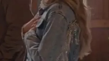 Una chaqueta de mezclilla con flecos de Royal Montana Christmas Victoria usada por Victoria (Fiona Gubelmann) en A Royal Montana Christmas