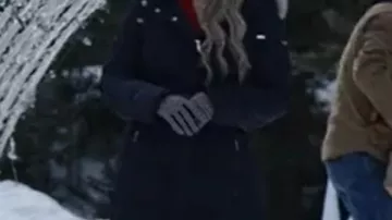 Un abrigo acolchado con capucha de la princesa Victoria de Royal Montana Christmas usado por Victoria (Fiona Gubelmann) en A Royal Montana Christmas