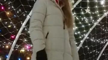 Un abrigo acolchado de Royal Montana Christmas Fiona Gubelmann usado por Victoria (Fiona Gubelmann) en A Royal Montana Christmas