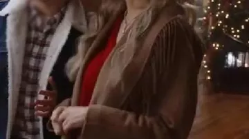 Un abrigo de flecos marrón de Royal Montana Christmas Fiona Gubelmann usado por Victoria (Fiona Gubelmann) en A Royal Montana Christmas