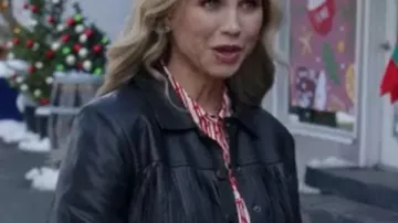 Una chaqueta de cuero con flecos de Royal Montana Christmas Victoria usada por Victoria (Fiona Gubelmann) en A Royal Montana Christmas