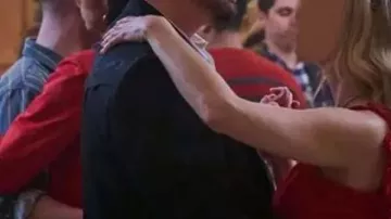 Un blazer negro de Warren Christie de Royal Montana Christmas usado por Huntley (Warren Christie) en A Royal Montana Christmas