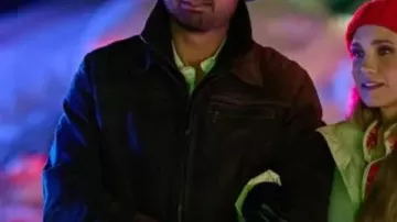 Una chaqueta de cuero marrón Huntley de Royal Montana Christmas usada por Huntley (Warren Christie) en A Royal Montana Christmas