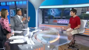 Sudadera de manga corta Rag & Bone Tina usada por Stephanie Gosk como se ve en Today el 10 de noviembre de 2025