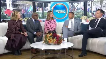 Tuckernuck Chocolate Satin Brianna Bow Blouse porté par Jenna Bush Hager comme on le voit dans Today le 10 novembre 2025