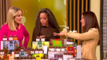 Chaqueta militar de Ralph Lauren usada por Gretta Monahan como se ve en The View el 10 de noviembre de 2025