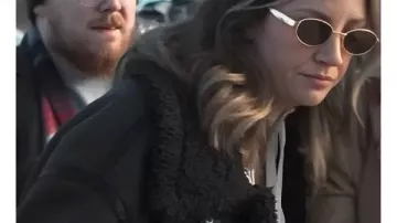 All Her Fault 2025 Blouson d’aviateur Abby Elliott porté par Lia (Abby Elliott) dans All Her Fault