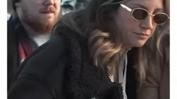 All Her Fault 2025 Blouson d’aviateur Abby Elliott porté par Lia (Abby Elliott) dans All Her Fault