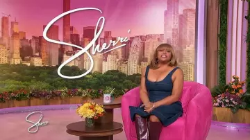 Avec Les Filles Bustier Circle-Skirt Midi Dress portée par Sherri Shepherd comme on le voit à Sherri le 9 novembre 2025