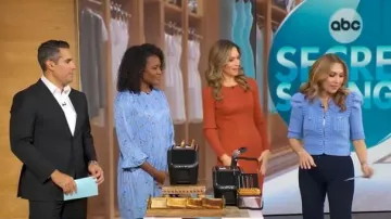 Cárdigan texturizado recortado Delilah de L'Agence usado por Lori Bergamotto como se ve en Good Morning America el 10 de noviembre de 2025