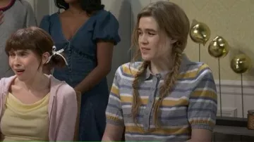 Suéter de polo a rayas de manga corta BCBG usado por Jane Wickline como se ve en Saturday Night Live (S51E05)